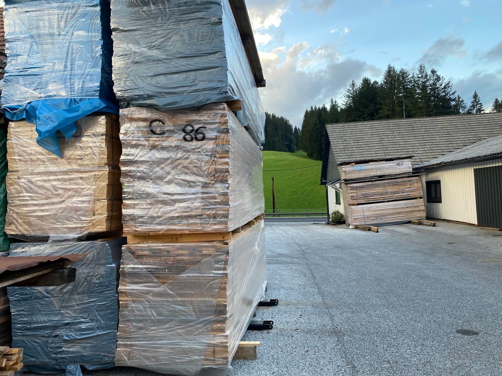 Holz-Stapel bei Riegler Timber Trading