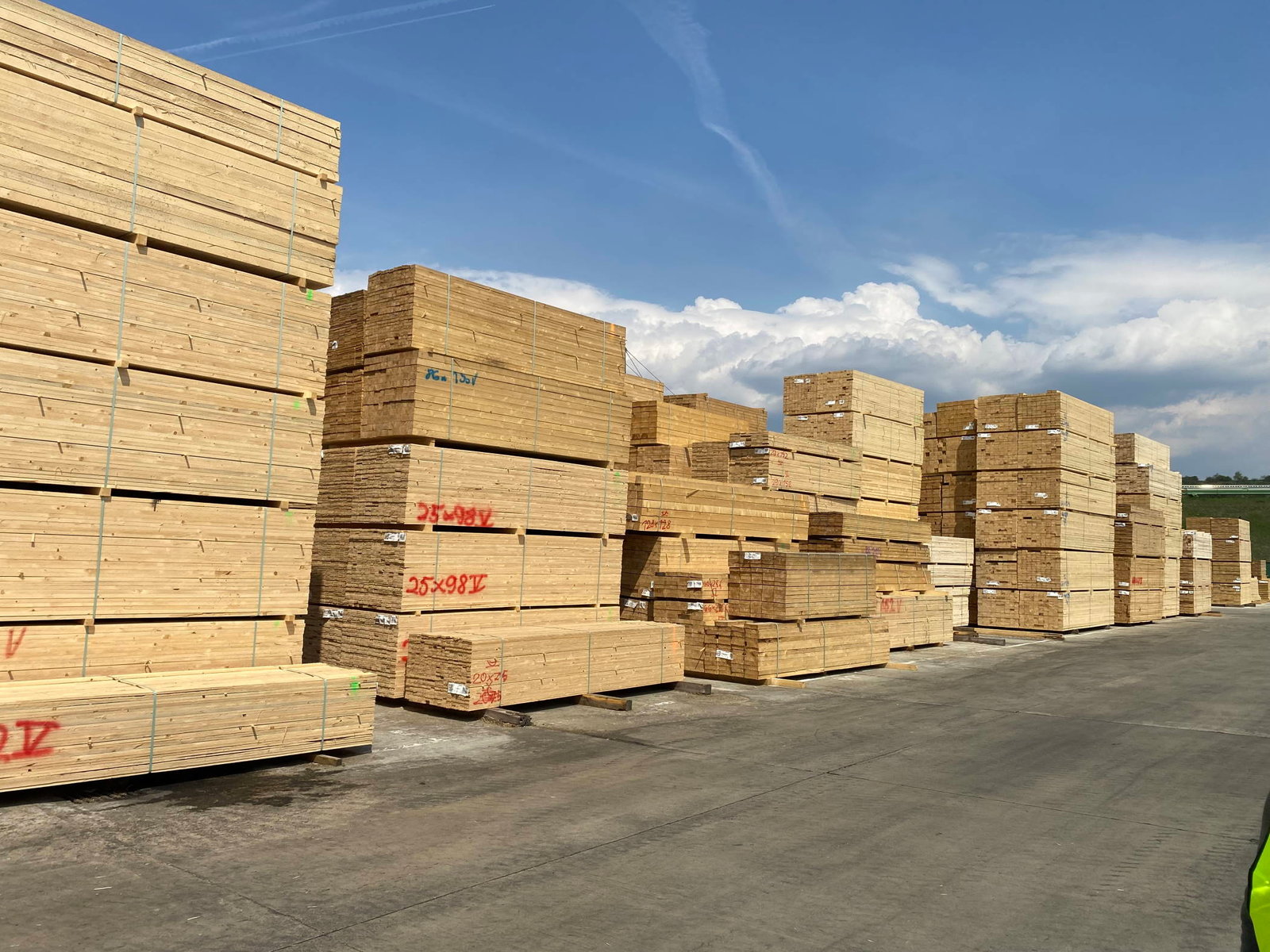 Holz-Lagerplatz bei Riegler Timber Trading